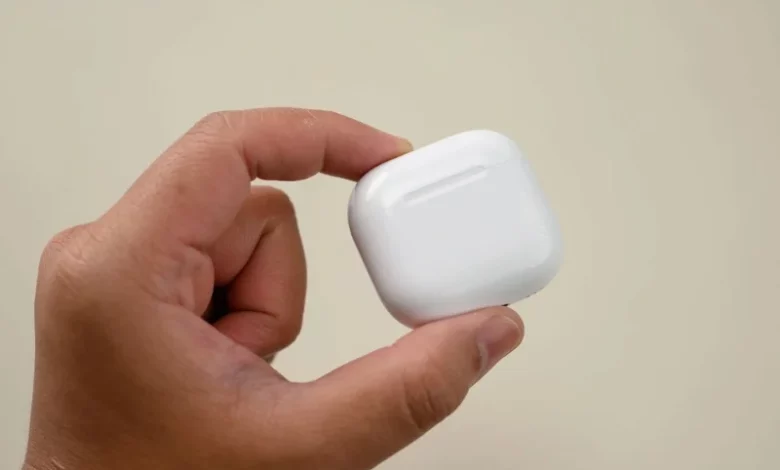 Trên tay Apple AirPods 4 ANC: Thiết kế dạng mở, đeo thoải mái